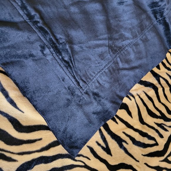 NWT Tiger Print Velvety throw blanket with realistic "fur" pattern - Picture 4 of 7